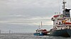 Kustbevakningens enhet KBV 314 vid det grundstötta fartyget.