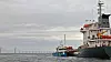 Kustbevakningens enhet KBV 314 vid det grundstötta fartyget.