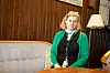Cecilia Petersson i en soffa