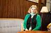 Cecilia Petersson i en soffa
