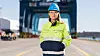 Birna Ödefors i reflexjacka och blå hjälm står på kaj vid APM Terminals Gothenburgs containerterminal.