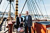 Stefan Björk, huvudägare till Greencarrier och Ostindiefararen, skakar hand med kommunstyrelsens ordförande Jonas Attenius.