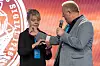 Säkerhetsvakt Petra Ruotsalainen och båtsman Göran Björk från Stena Scandinavica visar sin smarta hållare för hyttnycklar.