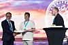 Båtsman Göran Wiklund och maskinreparatör Per Andenius från Silja Symphony fick belöning för sin portabla landgång för säkrare livbåtsövningar som gör det enklare och säkrare att kliva tillbaka från livbåten till moderfartyget efter övningen.