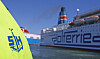 Färja med polferries-logotyp vid kajen, med en gul förgrundsdetalj.