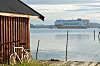Grande Svezia passerar Djupvik på ingång till Wallhamn på Tjörn.