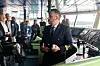 Befälhavare Russo Biagio visar upp bryggan för gästerna.