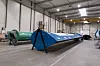 Vingar liggande på fabriksgolv.