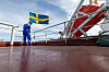 Embla Fredäng, andrestyrman inom Sirius Shipping, hissar den svenska flaggan på Nimbus.