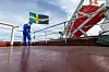 Embla Fredäng, andrestyrman inom Sirius Shipping, hissar den svenska flaggan på Nimbus.