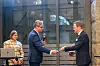 David Kristensson, ordförande för Svensk Sjöfart, lämnar över Sjöfarts­agendan till infrastrukturminister Andreas Carlson.