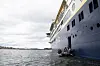 Passagerare bordar fartygets gummibåtar.