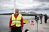 Person i varselväst på brygga.
