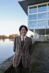 Kent Szabó Do, miljö-, försvars- och utrikespolitisk talesperson för CUF framför en byggnad.