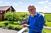 Göran Lidén visar upp en av hans bilder.