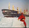 Maskinchef Kjell Augustin utanför Stena Arctica.