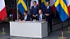 Kontraktet undertecknades av FMV:s generaldirektör Mikael Granholm och Naval Groups vd Pierre-Eric Pommellet under en ceremoni ombord på en fransk fregatt vid Skeppsbron i Stockholm. Närvarande var även Frankrikes president Emmanuel Macron och Sveriges statsminister Ulf Kristersson.