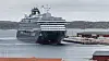 Explora III trycker sig in mot kajen i Lysekil i vinden.