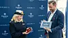 Serena Melani, befälhavare på Explora III och Henning Schuh, kommersiell direktör på STK Cruise med bas i Köpenhamn under plakettceremonin.
