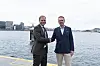 Nils Paul och Andreas Carlson tar i hand.