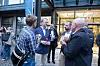 Andreas Carlson pratar med rederirepresentanter