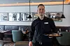 Lasse Koskelainen förbereder inför lunchen genom att duka fram bestick på borden.
