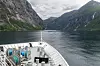 Längst fram i fören får passagerarna en fin vy över de lodräta bergsväggarna, vattenfallen och de märkliga gårdarna som finns byggda på avsatser här och där utmed klippväggarna.