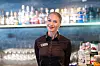 Stéphanie Jungsand arbetar i Explorer Lounge & Bar på däck 7 på Nordnorge.