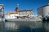 Soya III glänser i vattnet i Visby efter att ha blivit helmålad under våren.