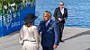 Dev Sanyal, koncernchef på VAROPreem skakar hand med Marinu gudmor Agneta Backman. Bakom Jonas Backman, vd på Sirius Shipping.