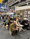 Människor samlas inför ännu ett föredrag. Göteborgs-Posten hade flera tidigare medarbetare på plats.