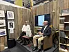Textredaktören Dick Henriksson och författaren David Leidenborg diskuterar 'Den sista amerikabåten'.
