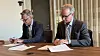 NCC:s divisionschef Markus Arfvidsson och Göteborgs Hamns infrastrukturchef Torbjörn Spetz under avtalssigneringen.