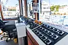 Även styrhytten har moderniserats med en mer ergonomisk styrplats.