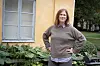 Julia Christensson framför gul fasad.