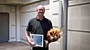 Christian Andersson med diplom och blommor.